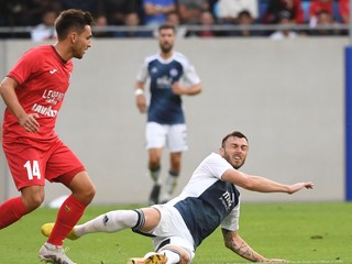 Alexandar Čavrič (dole) v odvetnom zápase 1. predkola Ligy majstrov FC Swift Hesper - ŠK Slovan Bratislava.