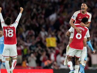 Víťazná radosť hráčov Arsenalu.