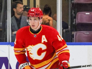 Samuel Honzek v drese Calgary Flames.