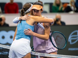 Mia Pohánková (vpravo) sa stala víťazkou dvojhry na turnaji J&T Banka Slovak Open. Vo finále zdolala svoju krajanku Renátu Jamrichovú.