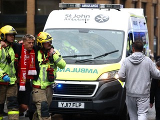 Situácia po náraze auta do ľudí počas osláv klubu Liverpool FC v uliciach mesta po zisku titulu v Premier League.