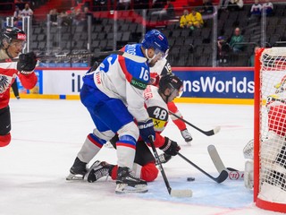 Róbert Lantoši v zápase Slovensko - Rakúsko v skupine A na MS v hokeji 2025.