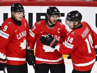Sidney Crosby oslavuje gól v zápase Kanada - Francúzsko na MS v hokeji 2025. 