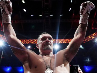 Oleksandr Usyk oslavuje víťazstvo nad Duboisom.