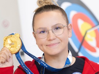 Slovenská reprezentantka v lukostreľbe Denisa Baránková pózuje so zlatou medailou.