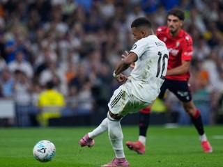 Kylian Mbappe premieňa pokutový kop. 