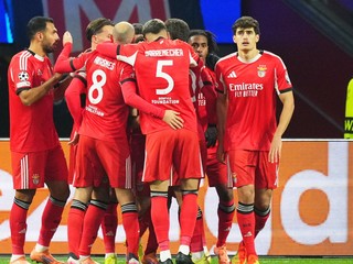 Hráči tímu Benfica Lisabon sa radujú z gólu