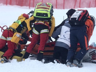 Magdalénu Eggerovú po nepríjemnom páde.