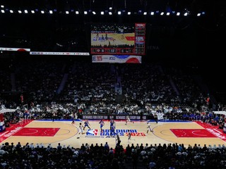 Philadelphia proti New York Knicks počas prípravného zápasu NBA v Abú Zabí.