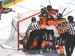 Bitka pred brankárom Dominikom Riečickým v zápase Košice - Banská Bystrica
