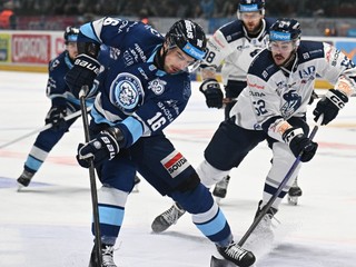 Vľavo hráč Nitry Marko Stacha a hráč Popradu Ryan Sproul