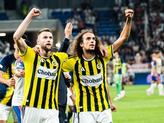 Stredopoliar Matteo Guendouzi a jeho spoluhráč, slovenský obranca a kapitán tureckého tímu Milan Škriniar, oslavujú postup svojho mužstva.