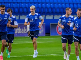Slovenskí futbalisti zľava Dávid Strelec, Tomáš Rigo, Ondrej Duda  a Lukáš Haraslín sa rozcvičujú počas prvého tréningu slovenskej futbalovej reprezentácie pred zápasmi C-divízie Ligy národov.
