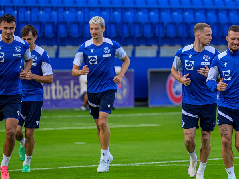 Slovenskí futbalisti zľava Dávid Strelec, Tomáš Rigo, Ondrej Duda a Lukáš Haraslín sa rozcvičujú počas prvého tréningu slovenskej futbalovej reprezentácie pred zápasmi C-divízie Ligy národov.