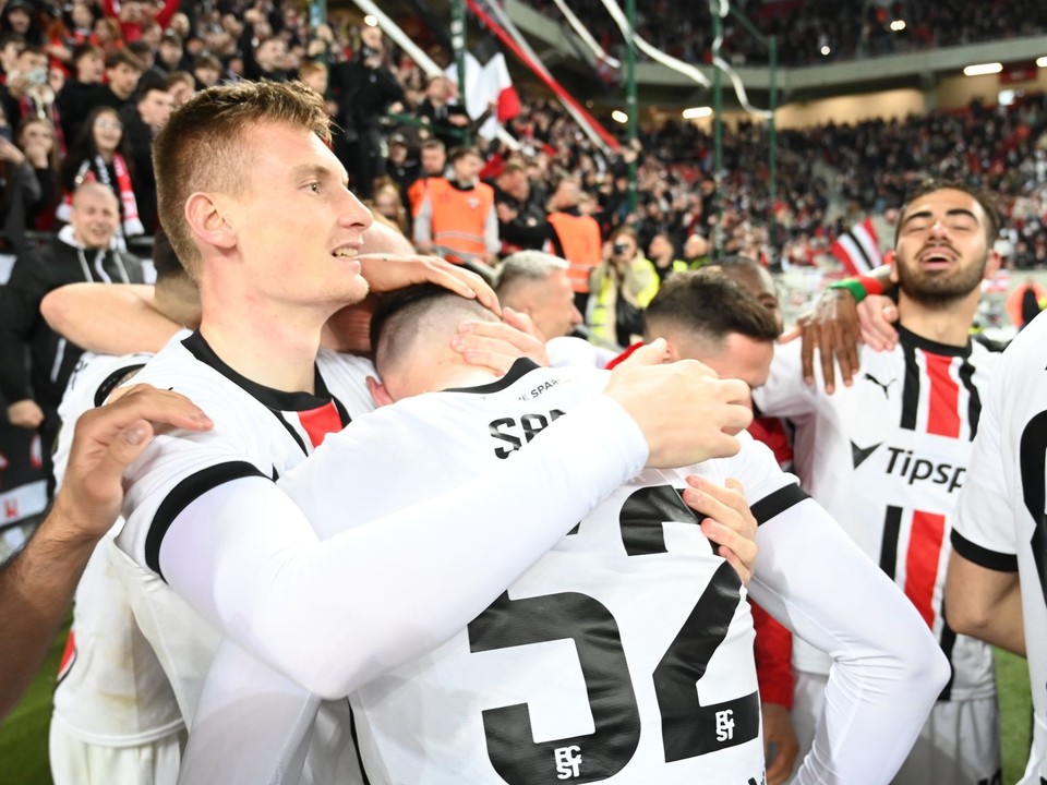 Hráči Trnavy sa tešia po rozhodujúcej penalte po skončení odvety semifinále Slovenského pohára FC Spartak Trnava - ŠK Slovan Bratislava.