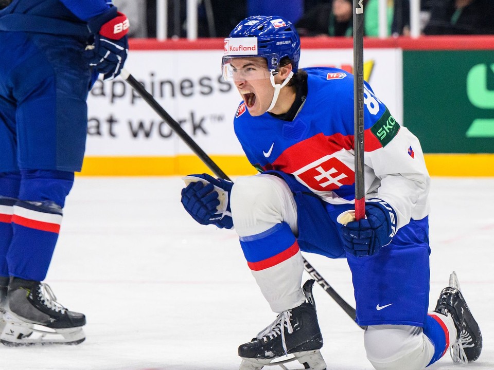 Martin Chromiak oslavuje gól v zápase Slovensko - Francúzsko na MS 2025 v hokeji.