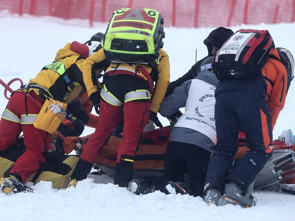 Magdalénu Eggerovú po nepríjemnom páde.