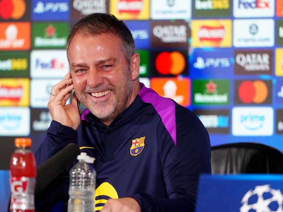 Tréner Barcelony Hansi Flick sa usmieva počas tlačovej konferencie.