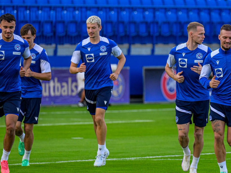 Slovenskí futbalisti zľava Dávid Strelec, Tomáš Rigo, Ondrej Duda  a Lukáš Haraslín sa rozcvičujú počas prvého tréningu slovenskej futbalovej reprezentácie pred zápasmi C-divízie Ligy národov.