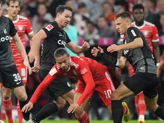 Leroy Sané (v strede) v drese Bayernu Mníchov.