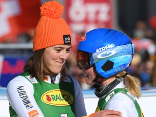 Petra Vlhová (vľavo) a Mikaela Shiffrinová. 