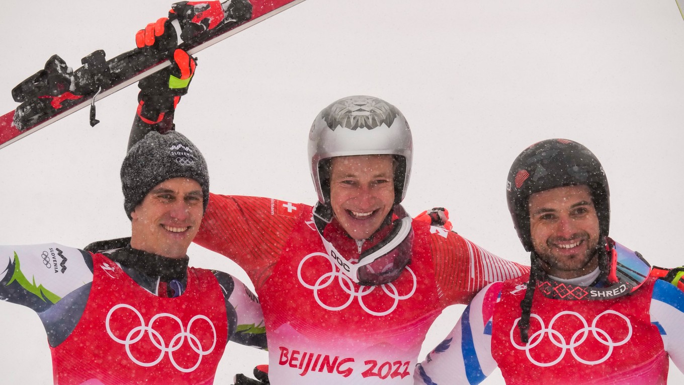 Medailisti z obrovského slalomu: zľava Žan Kranjec, zlatý Marco Odermatt a Mathieu Faivre. 