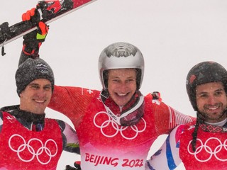 Medailisti z obrovského slalomu: zľava Žan Kranjec, zlatý Marco Odermatt a Mathieu Faivre. 