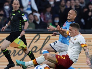 Stanislav Lobotka a Nicolo Zaniolo v zápase Serie A SSC Neapol - AS Rím.