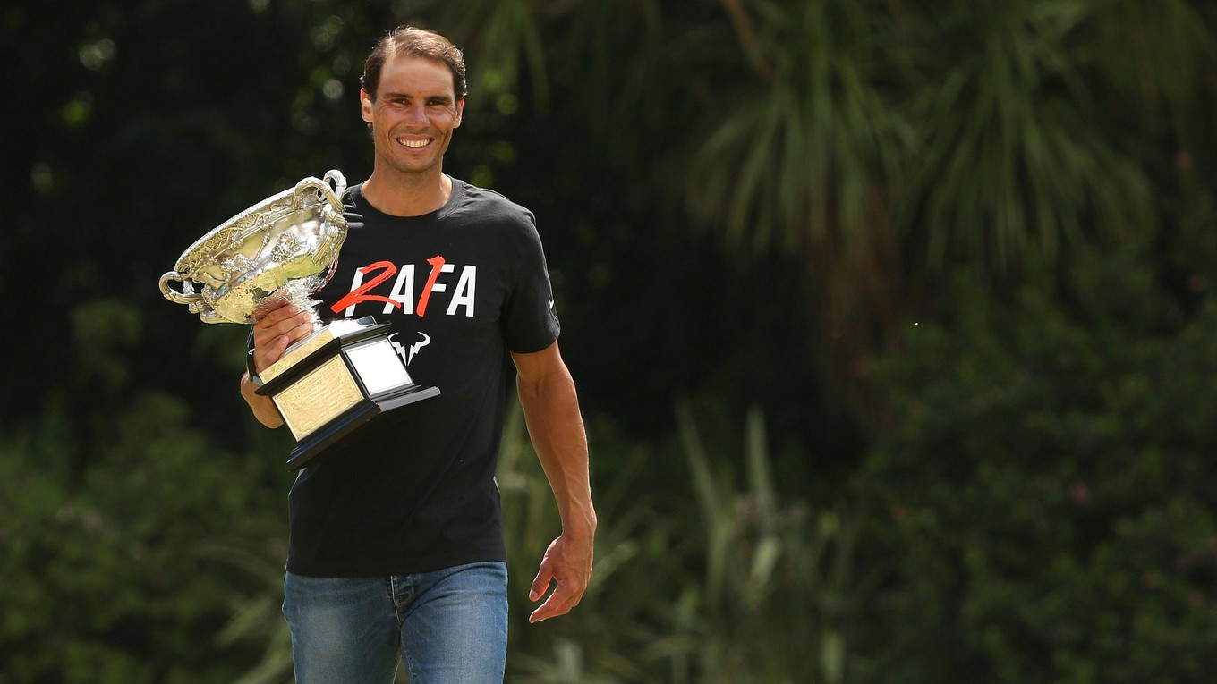 Rafael Nadal s trofejou za víťazstvo na Australian Open.