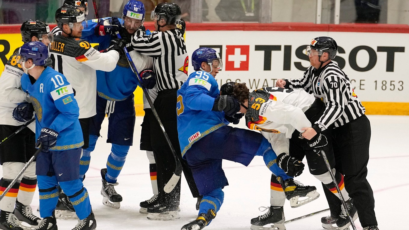Hokejisti Kazachstanu zatiaľ na turnaji nezískali ani bod. Ak sa chcú zachrániť, proti Talianom im stačí akákoľvek výhra.