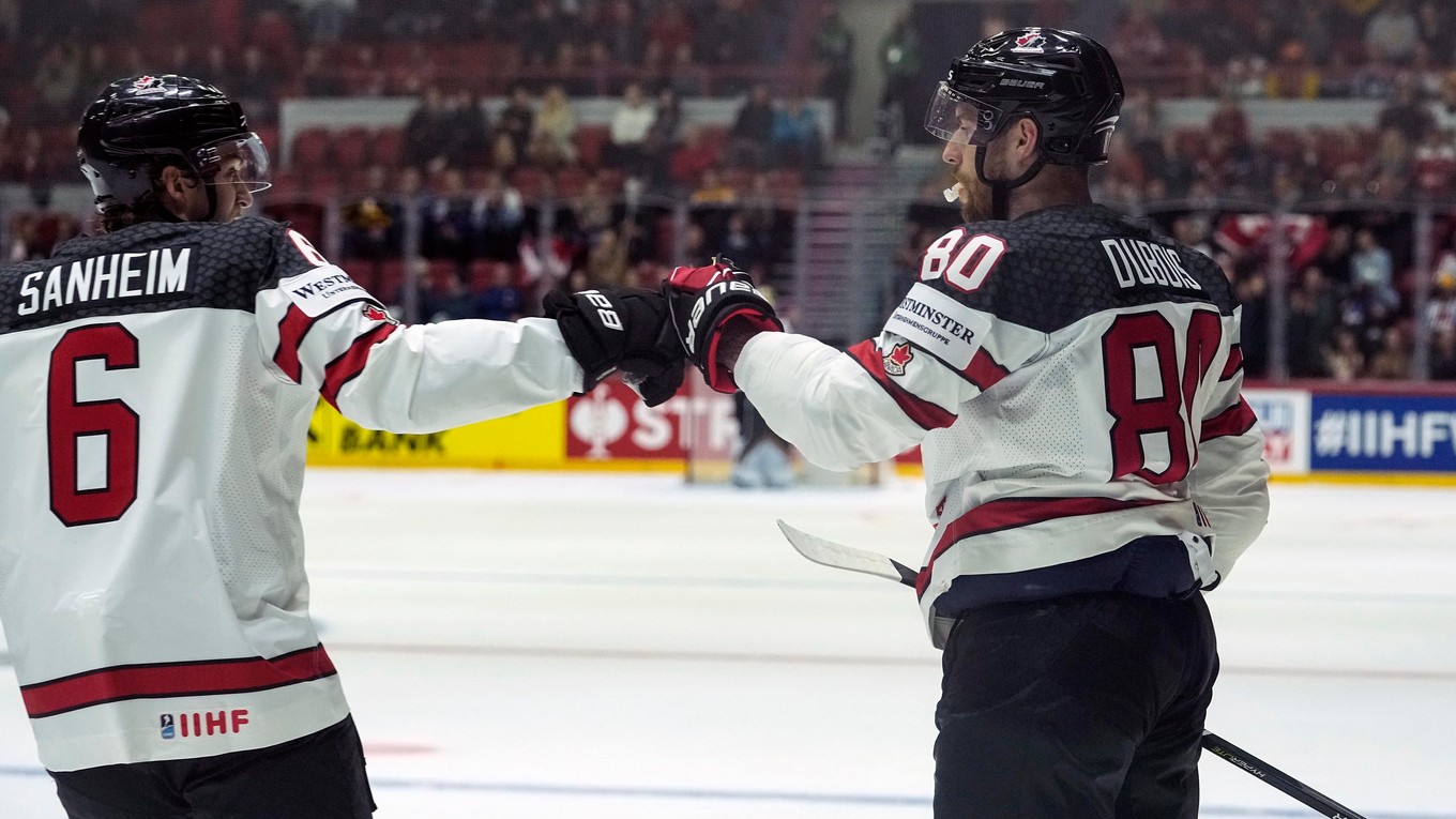 Hokejisti Kanady Pierre-Luc Dubois a Travis Sanheim sa tešia z gólu. 