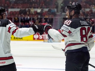 Hokejisti Kanady Pierre-Luc Dubois a Travis Sanheim sa tešia z gólu.