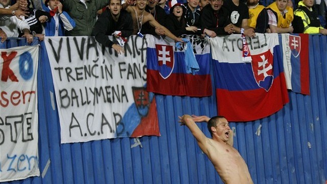 Rev omráčil Angličanov, ale na Slovákov nezabral. Pôsobili ako veľký tím, žiaril tínedžer