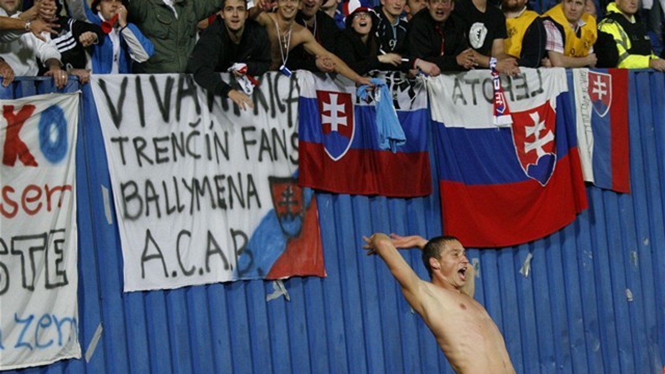 Filip Hološko (bez dresu) strelil druhý gól Severnému Írsku v roku 2009. Na zápase bolo veľa divákov zo Slovenska, ktorí v Belfaste pracovali.