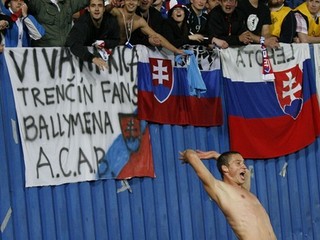 Filip Hološko (bez dresu) strelil druhý gól Severnému Írsku v roku 2009. Na zápase bolo veľa divákov zo Slovenska, ktorí v Belfaste pracovali. 