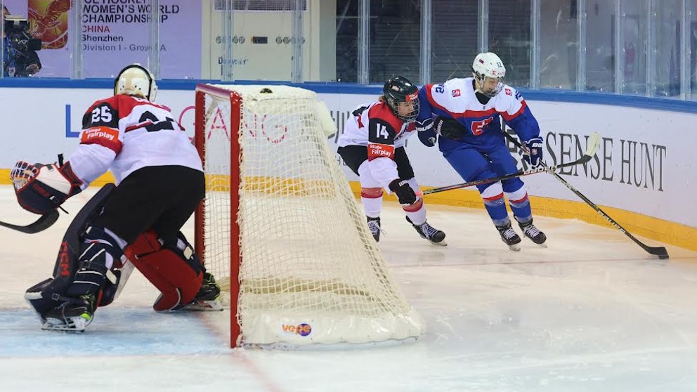Momentka zo zápasu Slovensko - Rakúsko na 1-A divízia MS v hokeji žien 2023.