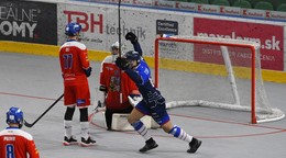 Momentka zo zápasu Slovensko U18 - Česko U18 na MS juniorov v hokejbale 2024.
