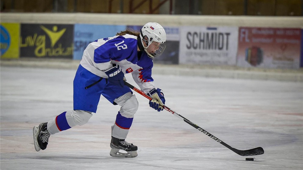 LIVE: Slovensko - Česko vo finále hokejového turnaja dievčat na zimnom EYOF 2023. Hrá aj Nela Lopušanová.