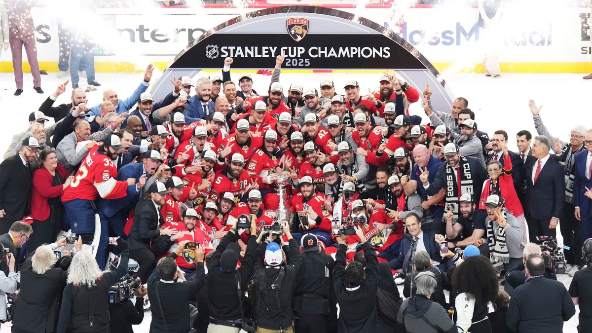 Hokejisti Florida Panthers so Stanleyho pohárom po víťazstve vo finále play-off NHL.
