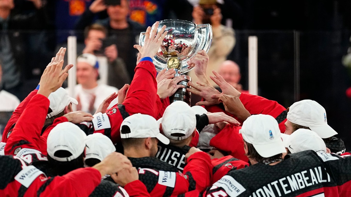 Kanadskí hokejisti sa tešia zo zisku titulu na MS v hokeji 2023.