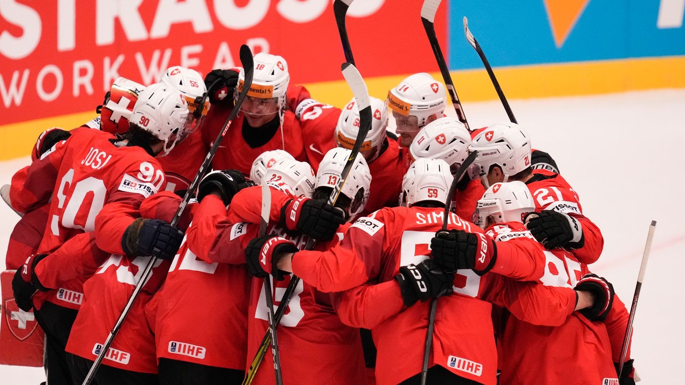 Švajčiarski reprezentanti sa tešia po postupe do semifinále MS v hokeji 2024.