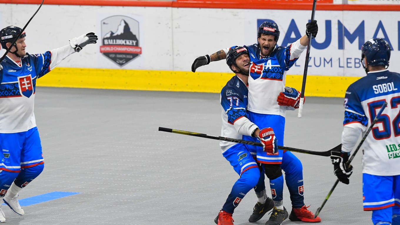 Zľava slovenskí hokejbalisti Libor Teplický, Boris Oravec, Jaroslav Martinusík a Milan Sobol 