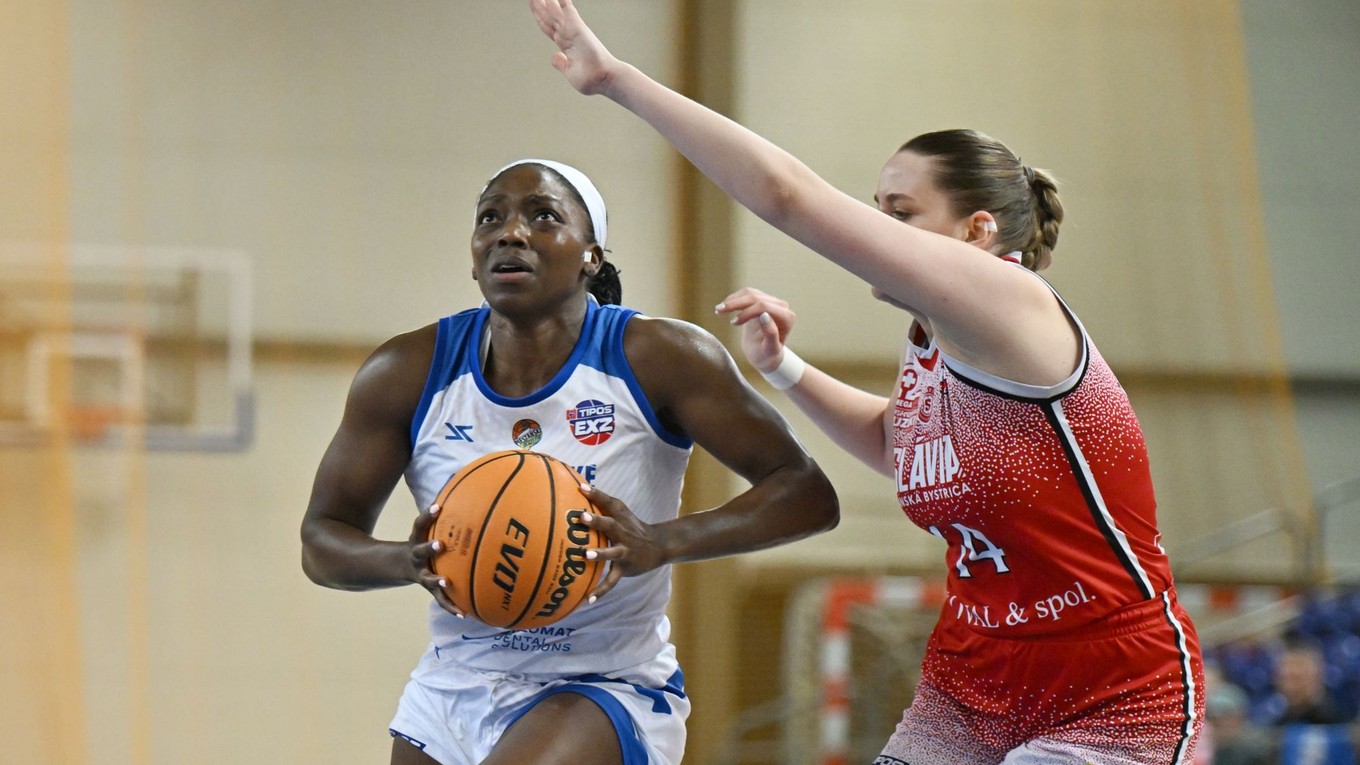 KeShunan Jamesová a Alexandra Chovaníková počas prvého zápasu finále basketbalovej Tipos extraligy Piešťanské Čajky - Slávia Banská Bystrica.