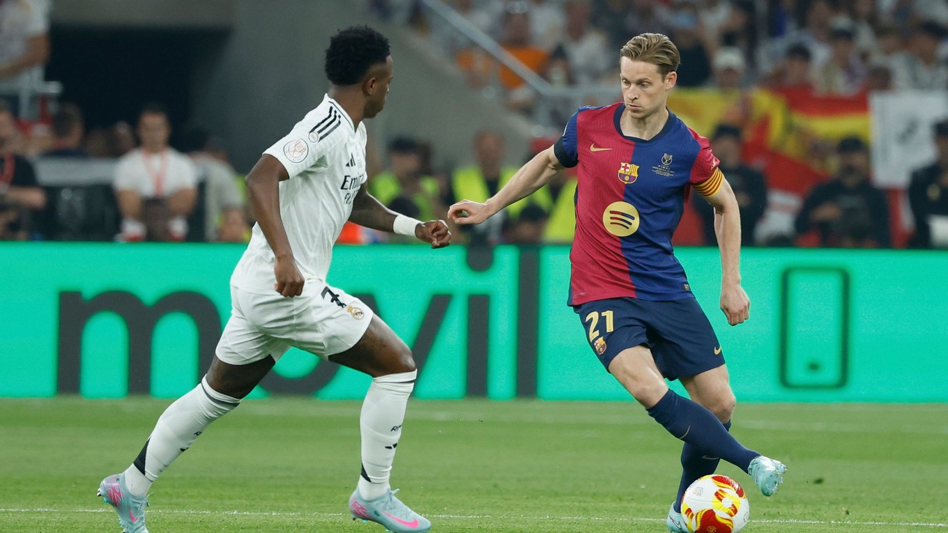 Vpravo Frenkie de Jong a Vinicius Junior v zápase Barcelona - Real Madrid.