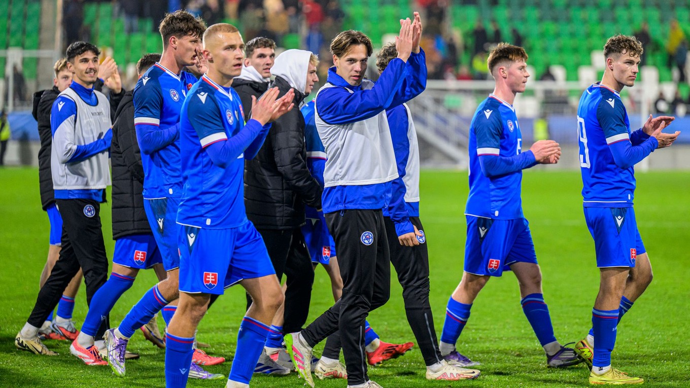 Na snímke futbalisti Slovenska ďakujú fanúšikom po zápase D-skupiny kvalifikácie na Majstrovstvá Európy 2027 hráčov do 21 rokov.