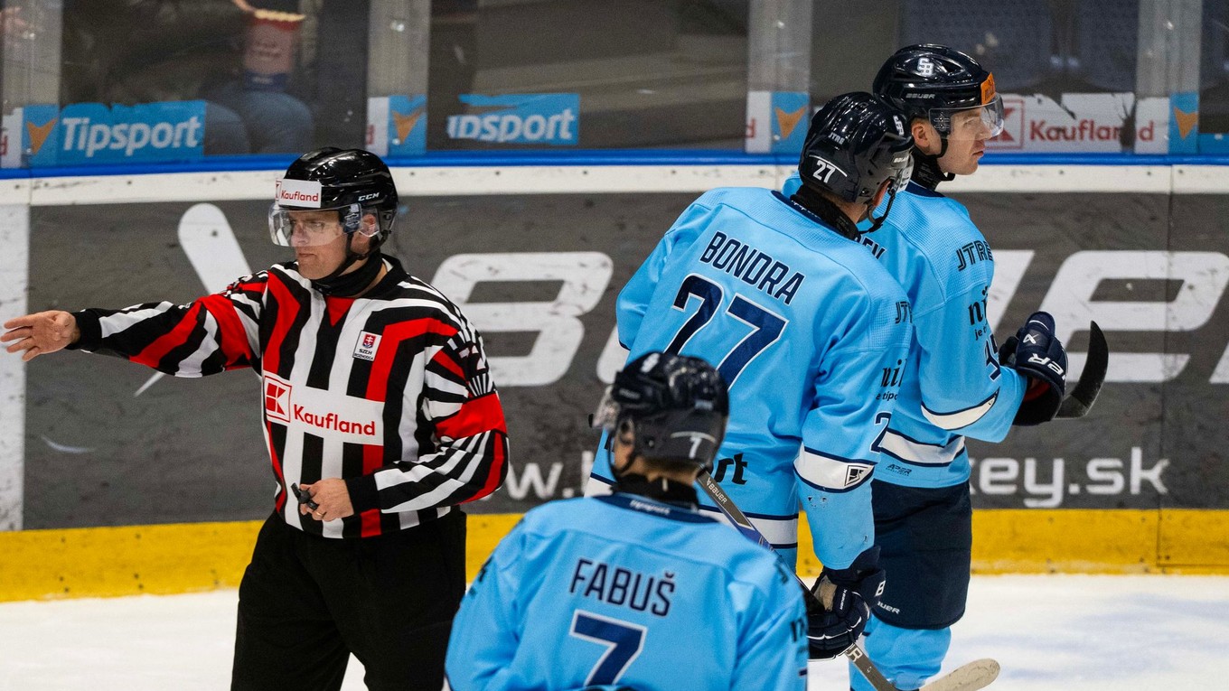 Hokejisti HC slovan Bratislava oslavujú gól počas zápasu 22. kola Tisport ligy HC Slovan Bratislava – HK Dukla Michalovce.