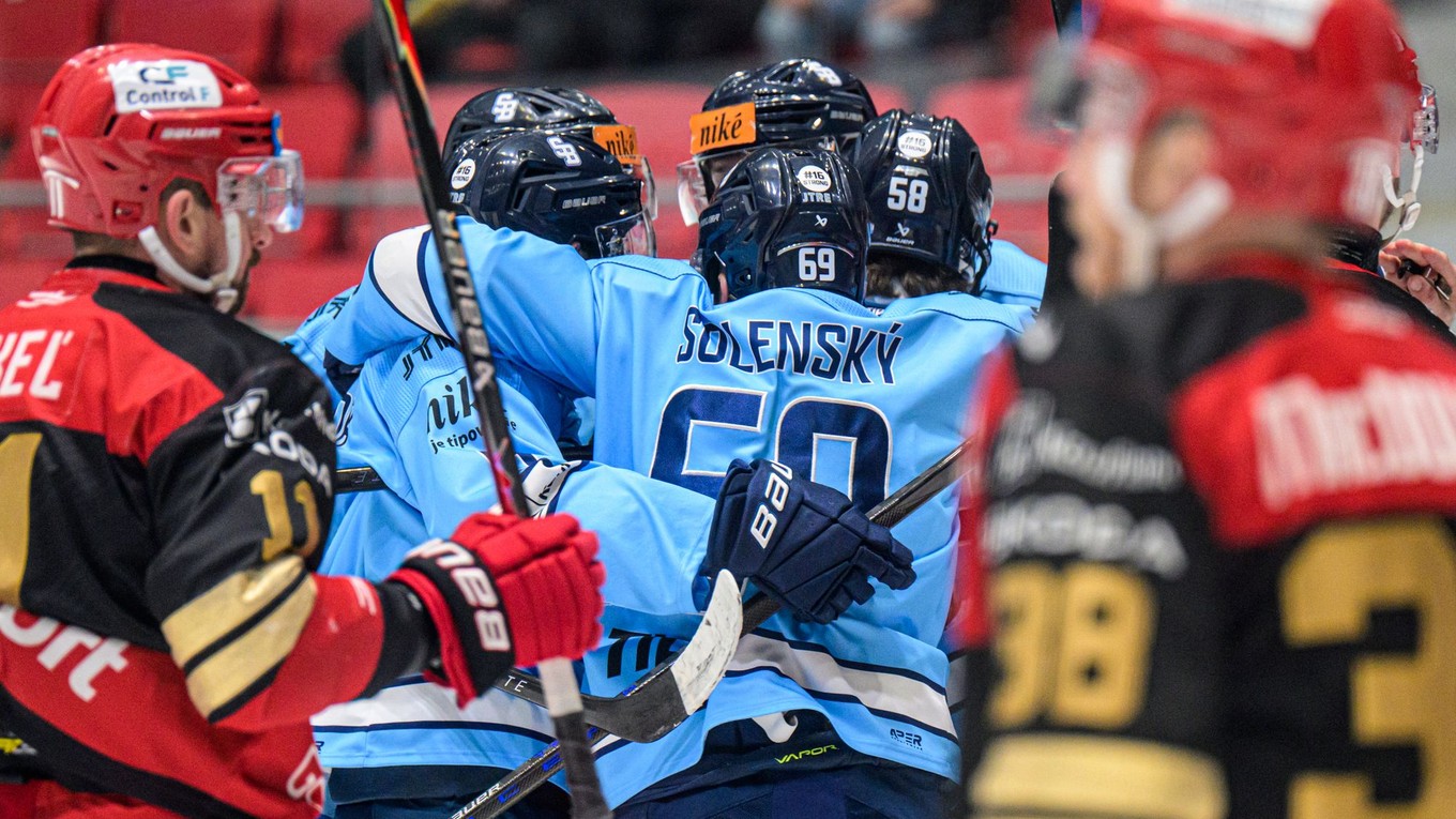 Hokejisti Slovanu Bratislava sa tešia z gólu počas zápasu 37. kola hokejovej Tipsport ligy HC Prešov - HC Slovan Bratislava.