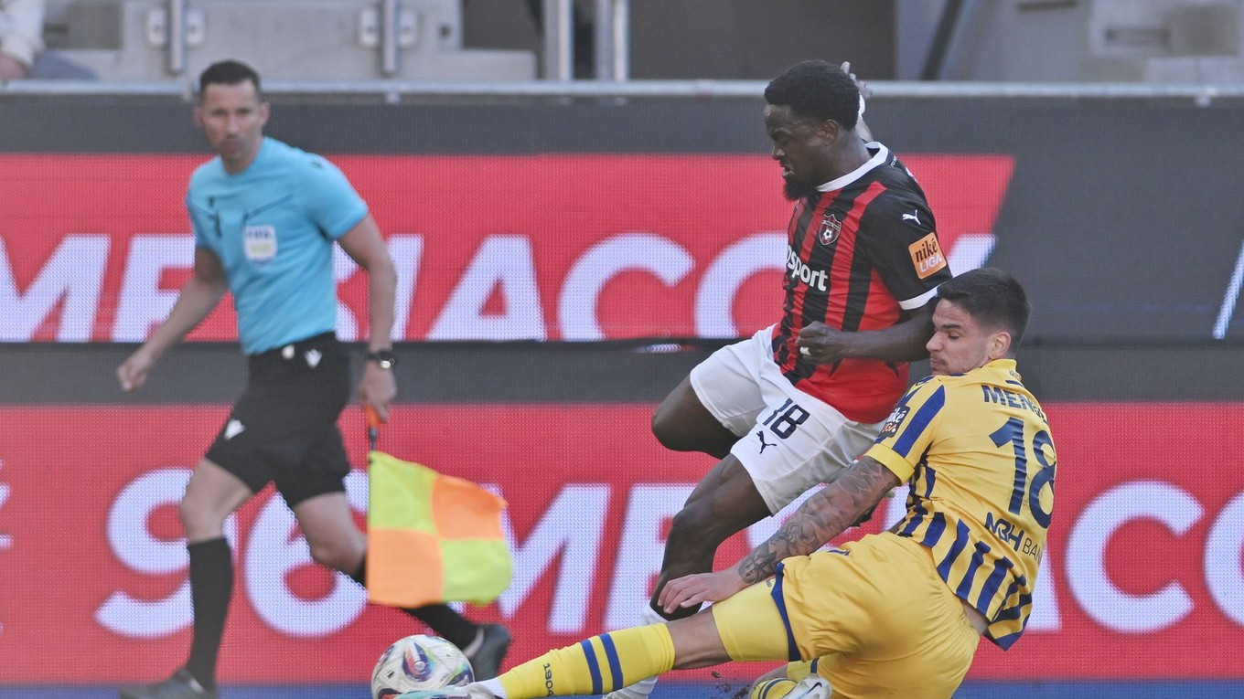 Na snímke vľavo hráč Trnavy Hillary Gong a hráč DAC Alejandro Mendez.