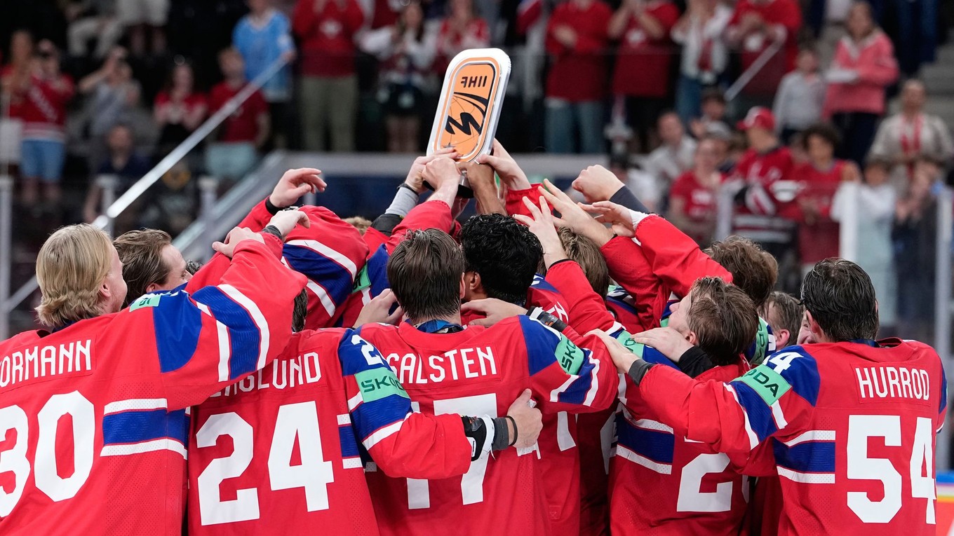 Hokejisti Nórska oslavujú bronzové medaily na MS v hokeji 2026.