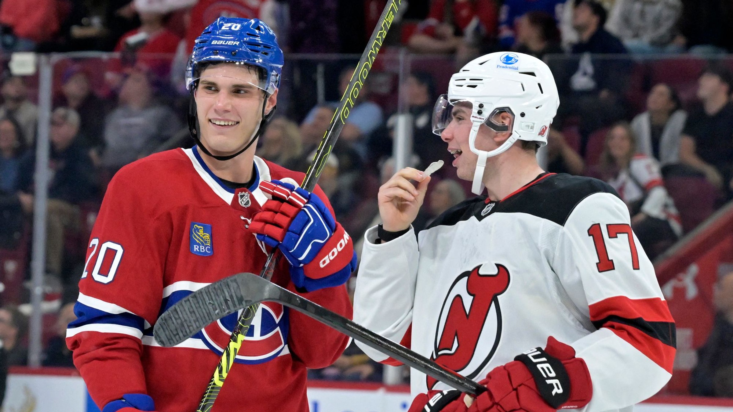 Juraj Slafkovský a Šimon Nemec počas vzájomného zápasu. 